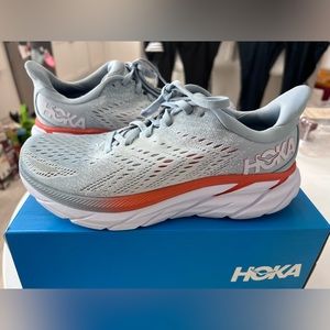 Clifton 8 HOKAS in size 8.5 WIDE